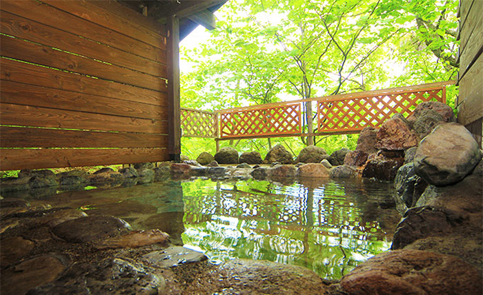ブナ林に囲まれた天然温泉の貸切露天風呂 イメージ-2